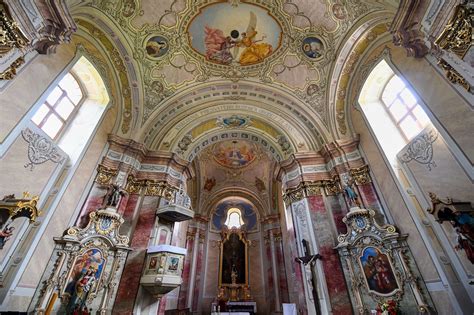 Tematické foto nevesty vstupujúcej do kostola s organom