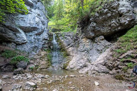 Tematické foto Kvačianskej doliny s vodopádom a zelenými lesmi