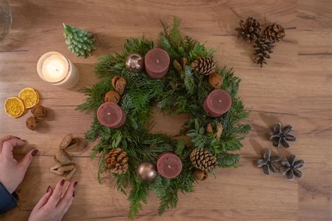 Ilustrácia rôznych druhov adventných vencov z prírodných materiálov