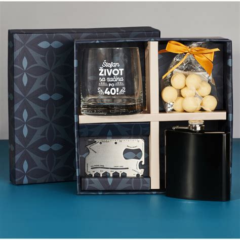 darčeková súprava s pohárom, fľašou a dreveným stojanom pre 40. narodeniny