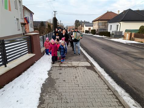 Ilustrácia svätej Heleny nachádzajúcej Svätý Kríž