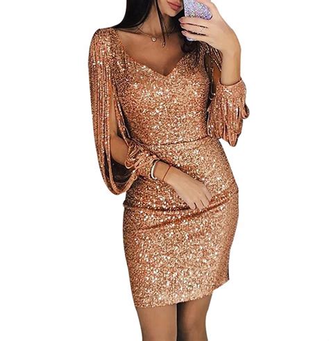 Detailný záber na flitrové šaty v kombinácii s elegantnými doplnkami pre večerný look.