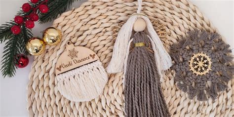 Koláž rôznych vianočných DIY projektov: macrame ozdoby, puffy stromčeky a opečiatkovaný baliaci papier