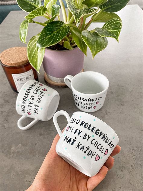 Ilustračná fotografia rôznych malých darčekových predmetov vhodných pre kolegyňu.