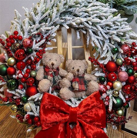 Chlapček v elegantnej bielej krstnej súprave s čiapkou