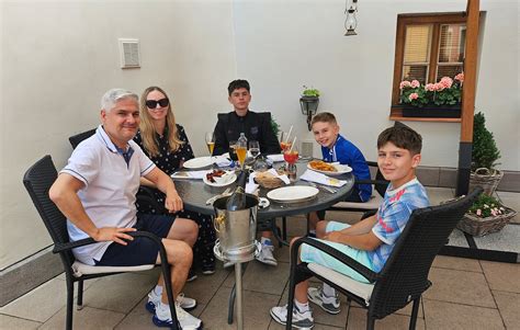 tematické foto páru, priateľov alebo rodiny spoločne oslavujúcich narodeniny