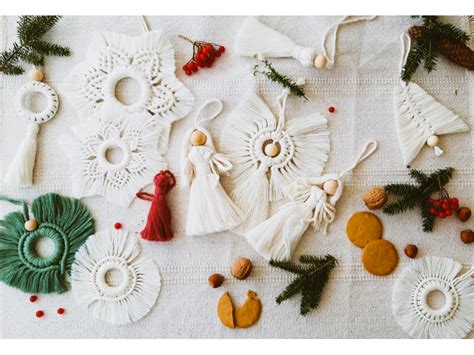 Ukážka rôznych DIY vianočných ozdôb vyrobených z macramé, korálikov a kreatívnych hmôt.