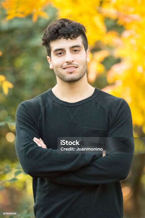 Tematické foto muža v strednom veku, ktorý je zároveň otcom a starým otcom, s úsmevom objíma svoju rodinu.