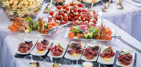 Ilustrácia rôznych možností hostiny a cateringu.