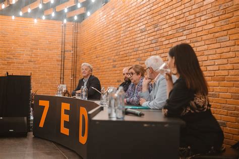 fotografia z vystúpenia hudobníka naživo s publikom