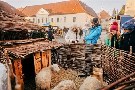Veľkonočná sviatočná atmosféra s tradičnými symbolmi