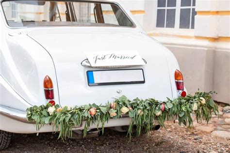 Svadobné auto s elegantnou kvetinovou výzdobou na kapote