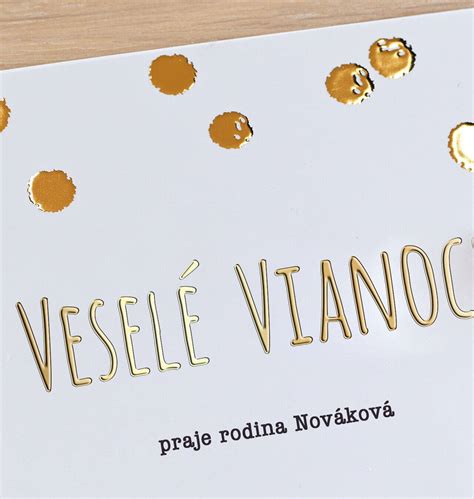 Tematická fotografia narodeninovej pohľadnice s prianím a darčekom