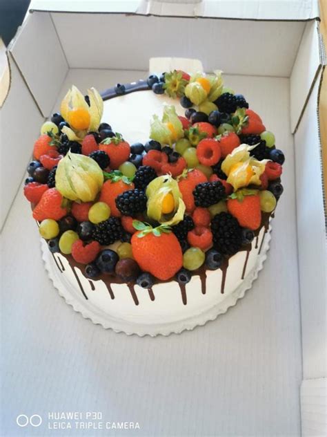 Nákres alebo foto nahá/polonahá torta s ovocím