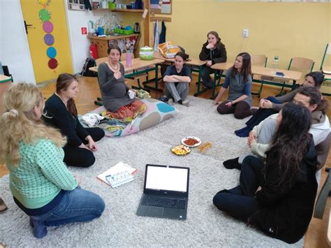 Ilustrácia: Ikony predstavujúce rôzne kategórie osôb (riaditeľka, učitelia, rodičia, žiaci) v hierarchickom usporiadaní