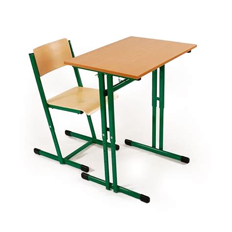 Fotografia: Stará školská lavica s knihami a kriedou, symbolizujúca spomienky na základnú školu