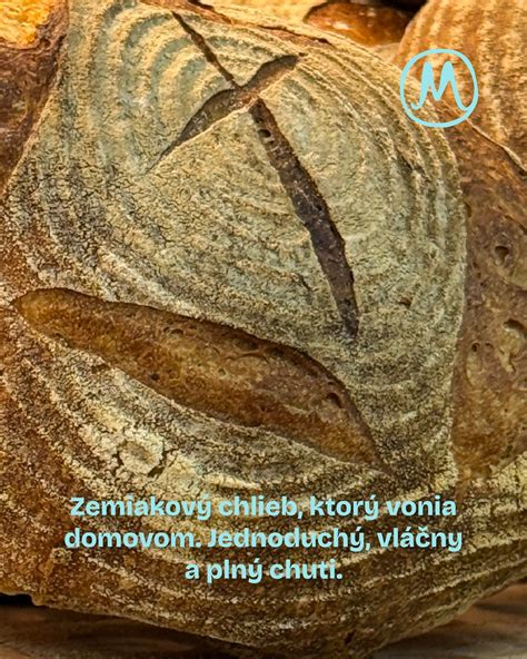 Oltár s obetnými darmi (chlieb a víno)