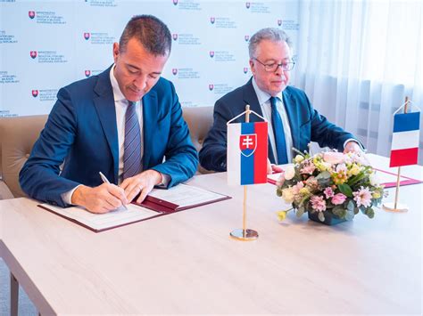 Ilustrácia mladomanželov pri zametaní črepín ako symbolu ich budúcej spolupráce.
