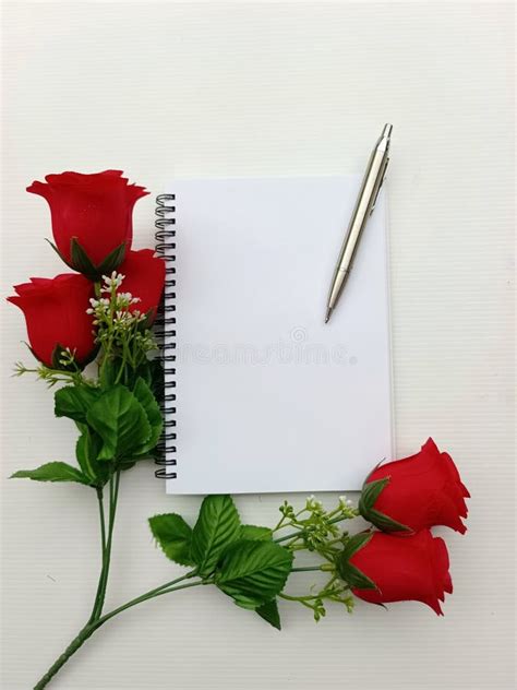 Thematic photo of an open invitation with a pen and a calendar in the background.