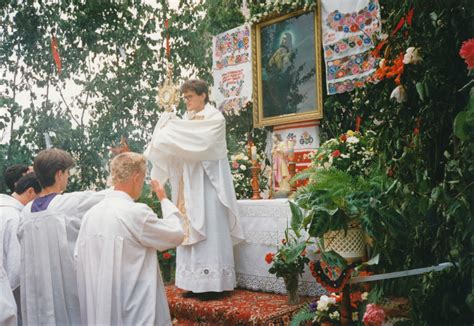 Schéma liturgického kalendára zobrazujúca zaradenie sviatku Božieho tela v kontexte veľkonočného obdobia
