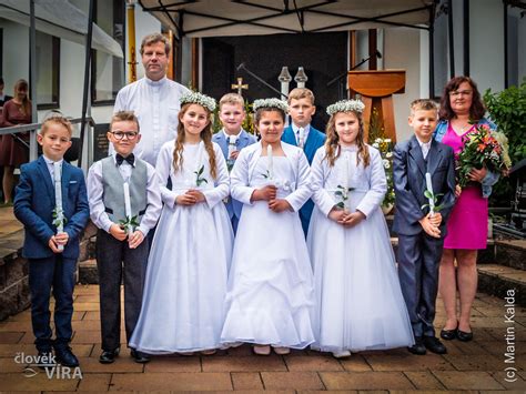 Fotografia detí pri prvom svätom prijímaní v kostole