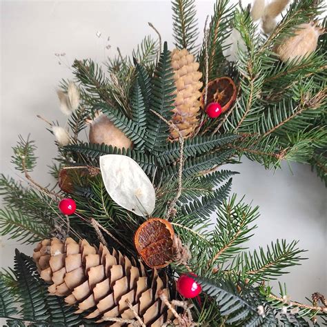 Jednoduchý vianočný veniec z prútia a ihličia s medenými zvončekmi