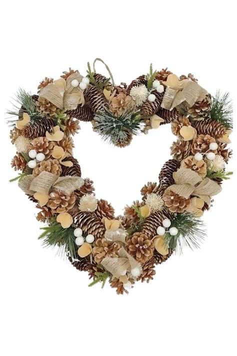 Vianočný veniec v tvare srdca s ihličím, šiškami, bobuľami a bavlníkom