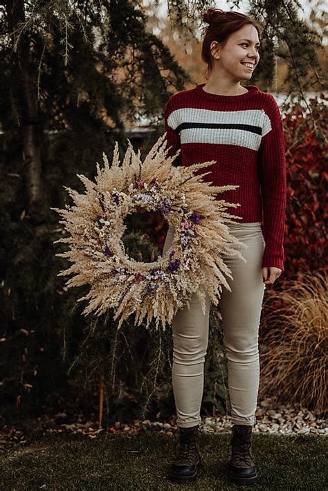 Rozprávkový veniec zo sušených kvetov v odtieňoch červenej, ružovej a fialovej