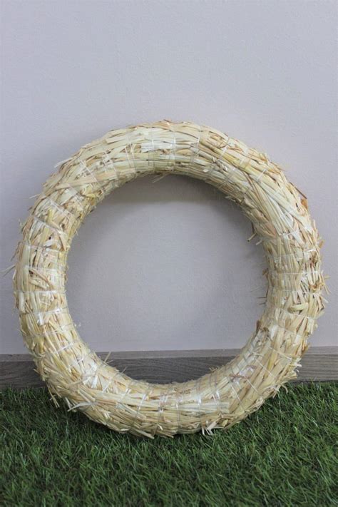 Rôzne typy základov pre vence (slamený, prútený, penový)