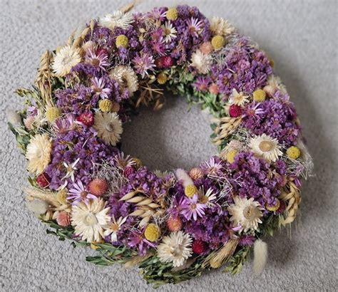 Letný veniec zo sušených kvetov, levandule a lúčnych kvetov