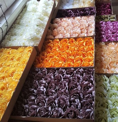 Ukážka rôznych látkových stúh a čipiek pre výrobu vencov