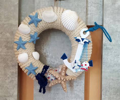 Letný veniec z recyklovaných materiálov ako vrecovina a staré záclony