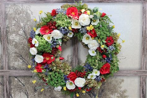 Letný veniec z realisticky pôsobiacich umelých kvetov