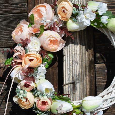 Romantický letný veniec v pastelových farbách s ružami a čipkou