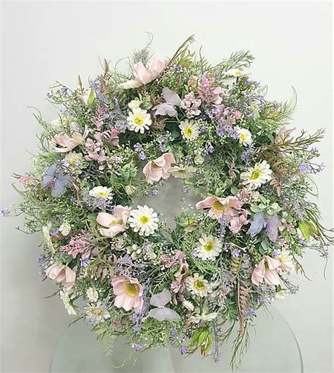 Letný veniec z čerstvých lúčnych kvetov a trávy