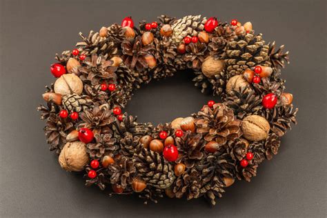 Jesenný veniec z lístia, šišiek a iných prírodných materiálov