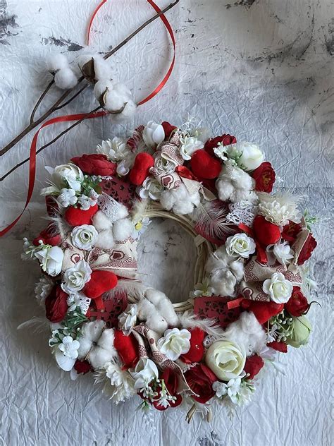 Drevený veniec ozdobený pre Valentína s romantickými prvkami