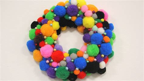 Veniec vyrobený z farebných pom pom guličiek