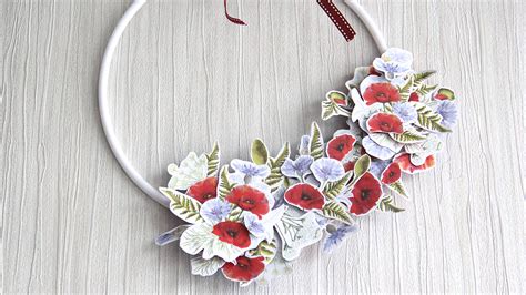 Veniec zdobený ručne vyrobenými papierovými kvetmi