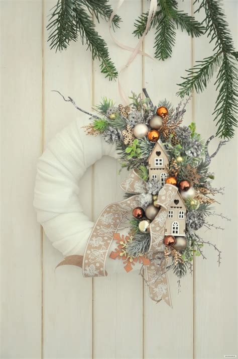 Veniec s miniatúrnou zimnou dedinkou, domčekmi a zasneženými stromčekmi