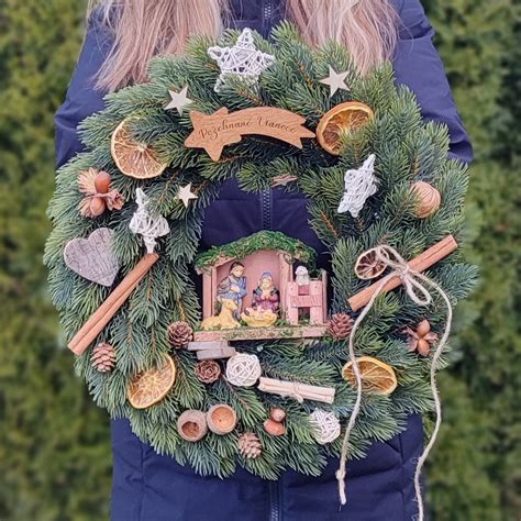 Voňavý vianočný veniec s ihličím, šiškami, škoricou a sušenými pomarančmi