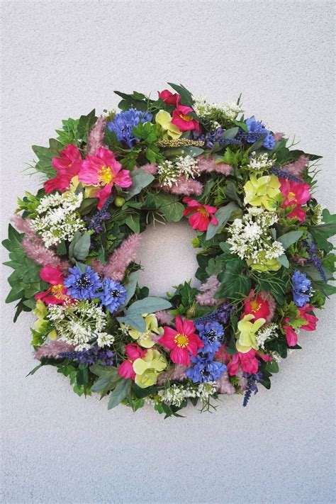 Farebný veniec z ručne maľovaných šišiek v rôznych odtieňoch