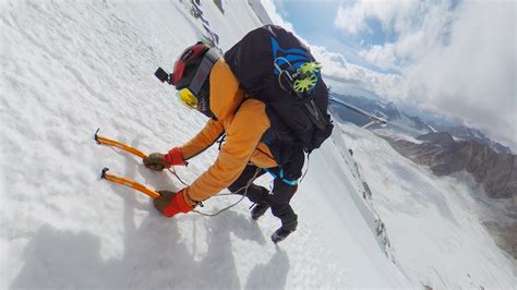 Juraj Koreň letiaci na paraglide nad majestátnymi horami