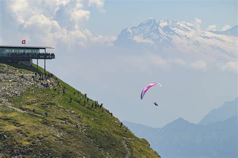 Ilustrácia paraglajdistu v pretekoch Red Bull X-Alps