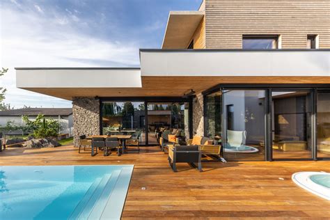 Hotel Kormorán - exteriér s prírodou a upravenou terasou