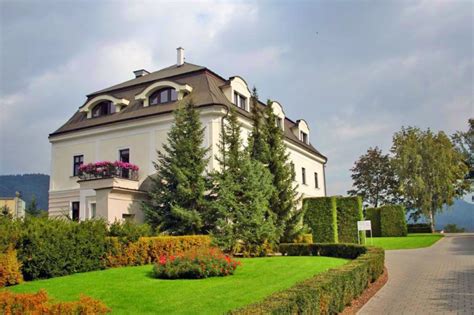 Villa Nečas - historická budova a upravený areál
