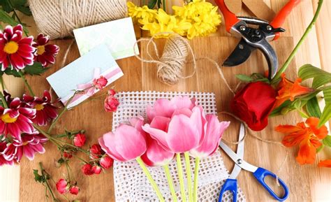 Ukážka jarných dekorácií vyrobených technikou decoupage a patchwork s kvetinovými motívmi