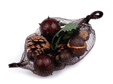 Inšpiratívna koláž prírodných materiálov v košíkoch: šišky, gaštany, žalude a farebné jesenné listy