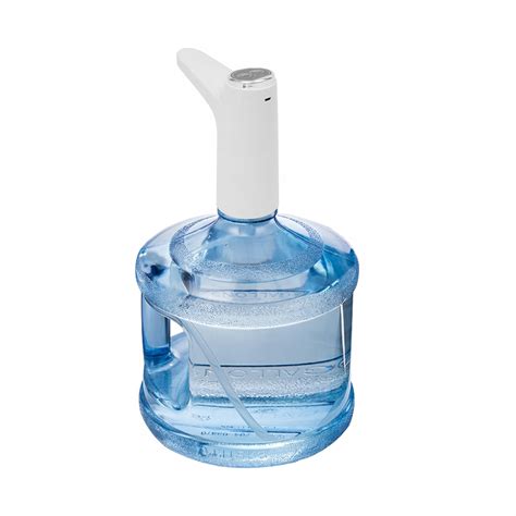 Ilustrácia aplikácie fóliových etikiet s vodou na fľašu.