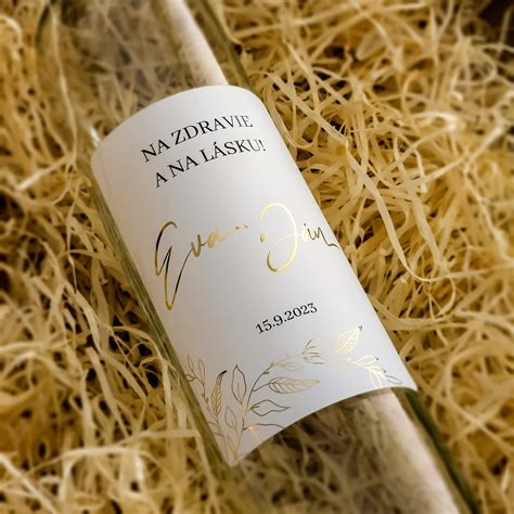 Príklady personalizovaných svadobných etikiet na víno a pálenku s menami a dátumom.